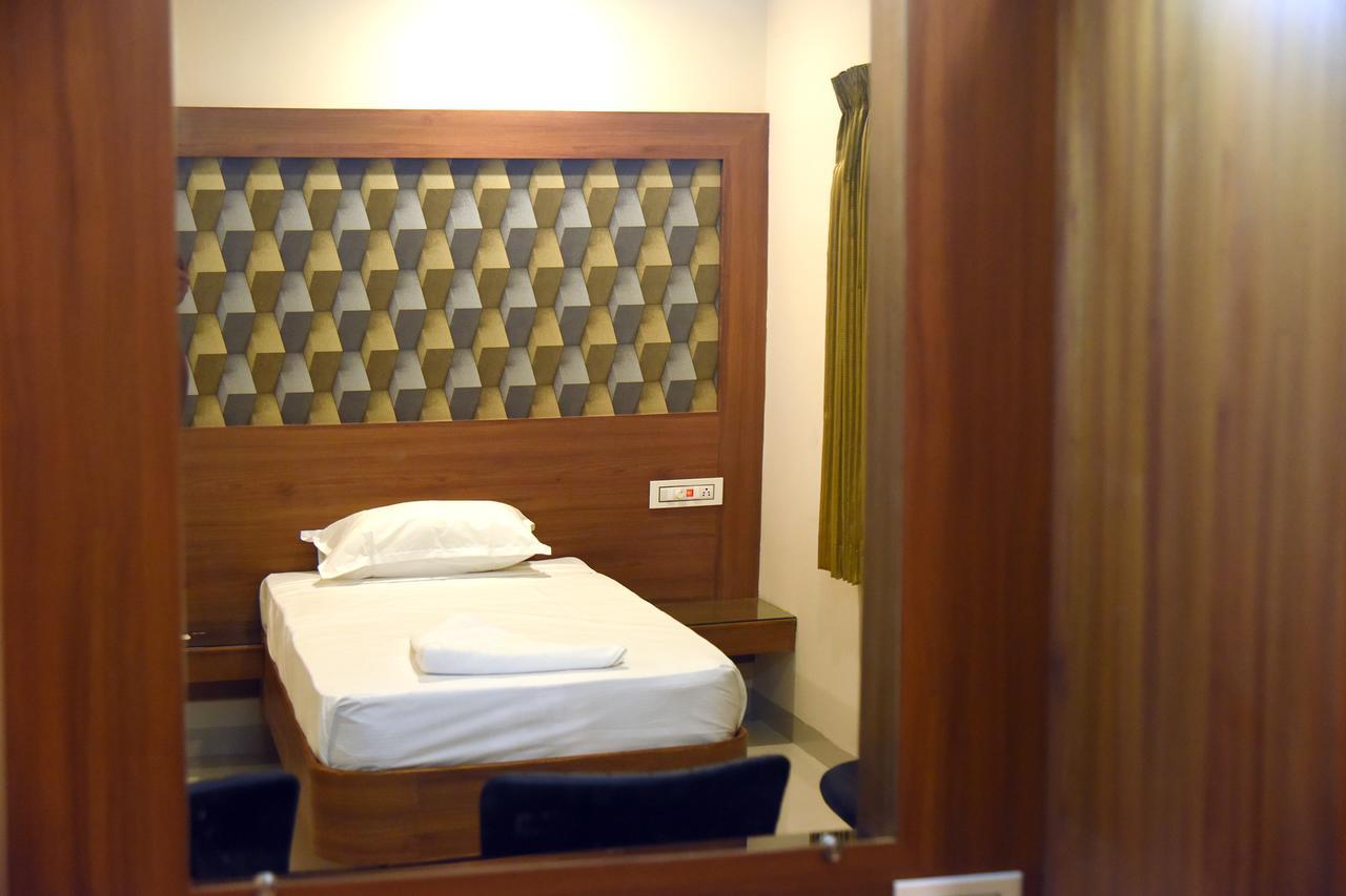 Hotel Gokulgrande Ероде Екстериор снимка