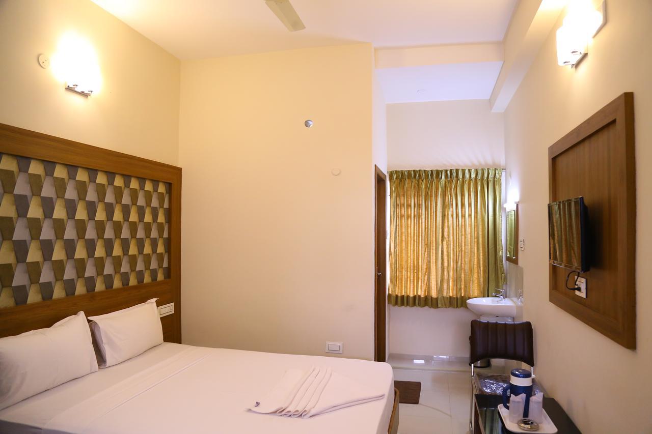 Hotel Gokulgrande Ероде Екстериор снимка