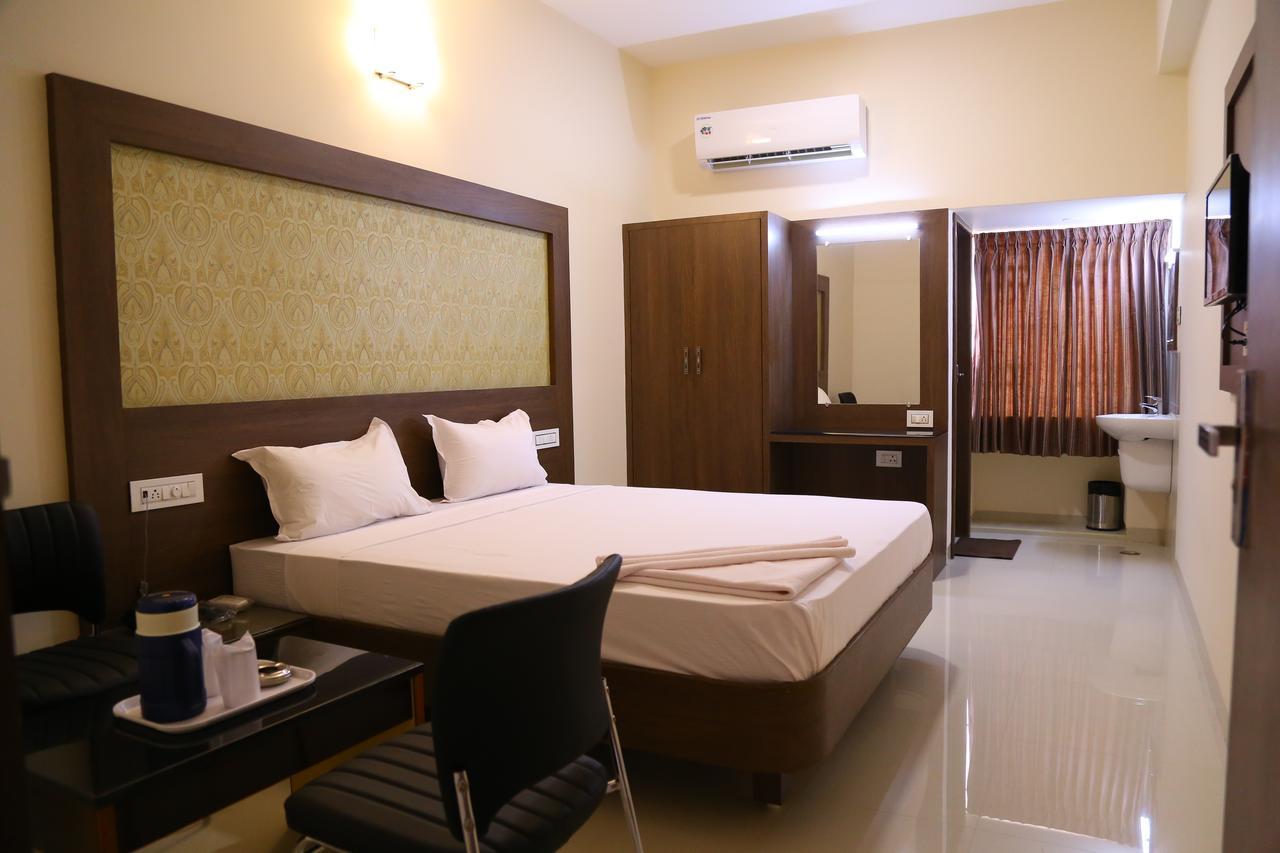 Hotel Gokulgrande Ероде Екстериор снимка