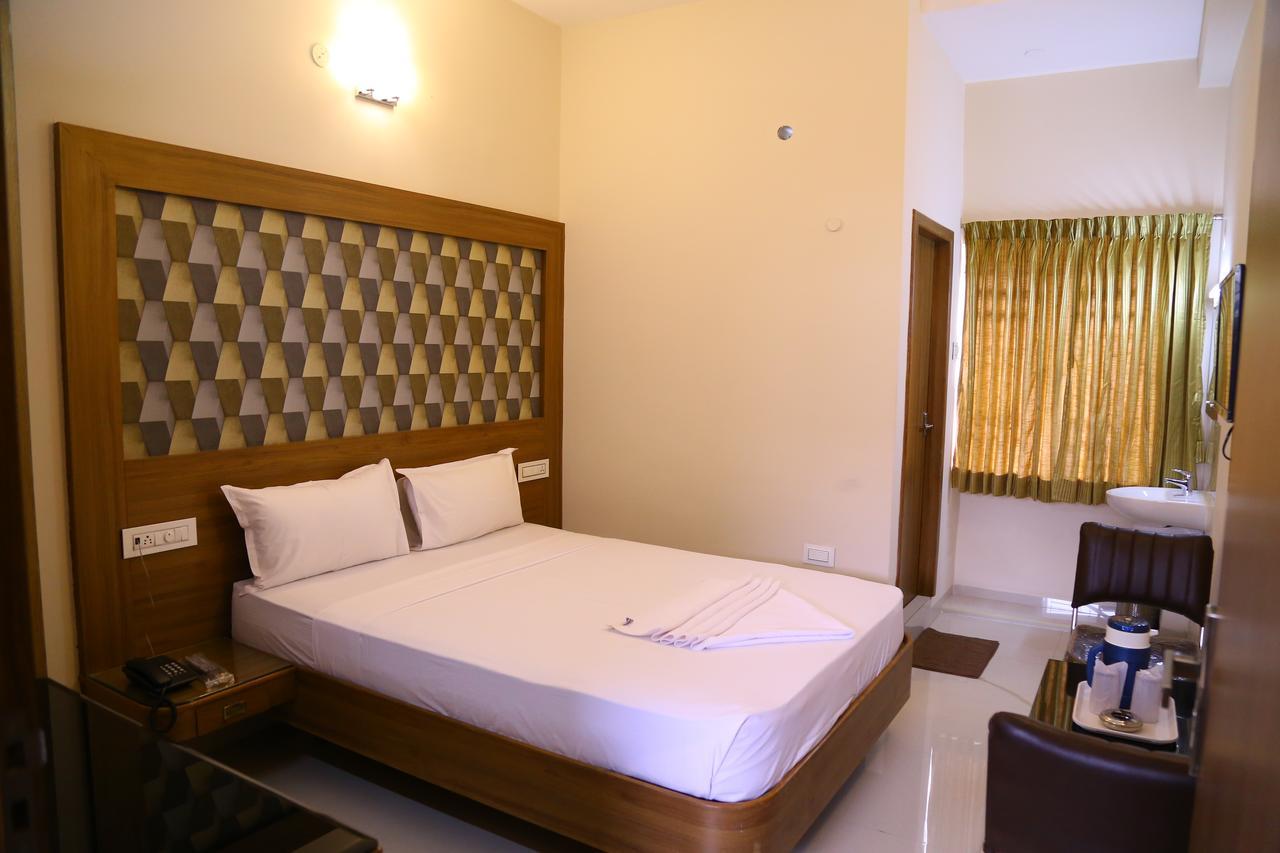 Hotel Gokulgrande Ероде Екстериор снимка