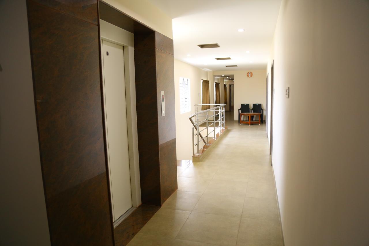 Hotel Gokulgrande Ероде Екстериор снимка