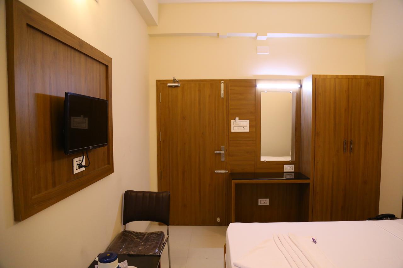 Hotel Gokulgrande Ероде Екстериор снимка
