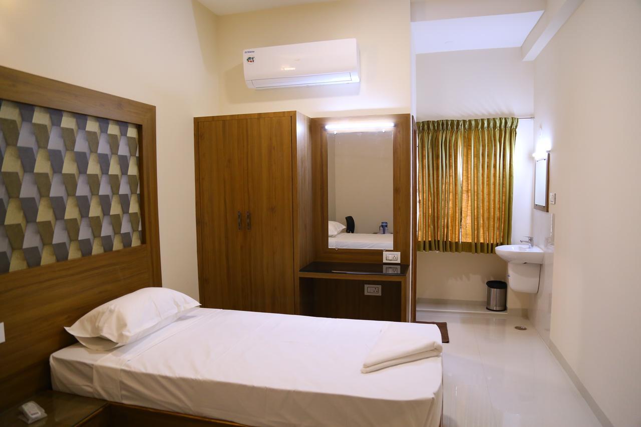 Hotel Gokulgrande Ероде Екстериор снимка