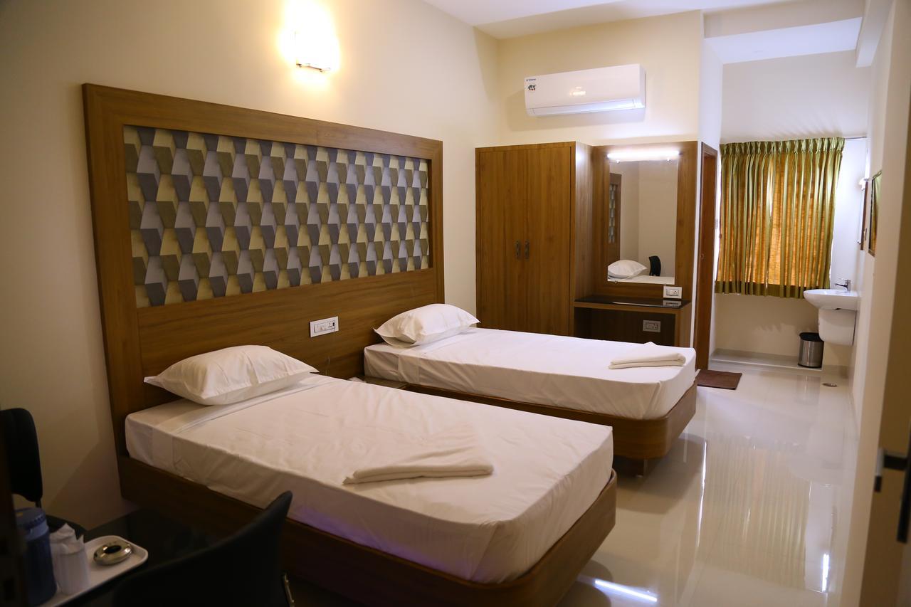 Hotel Gokulgrande Ероде Екстериор снимка